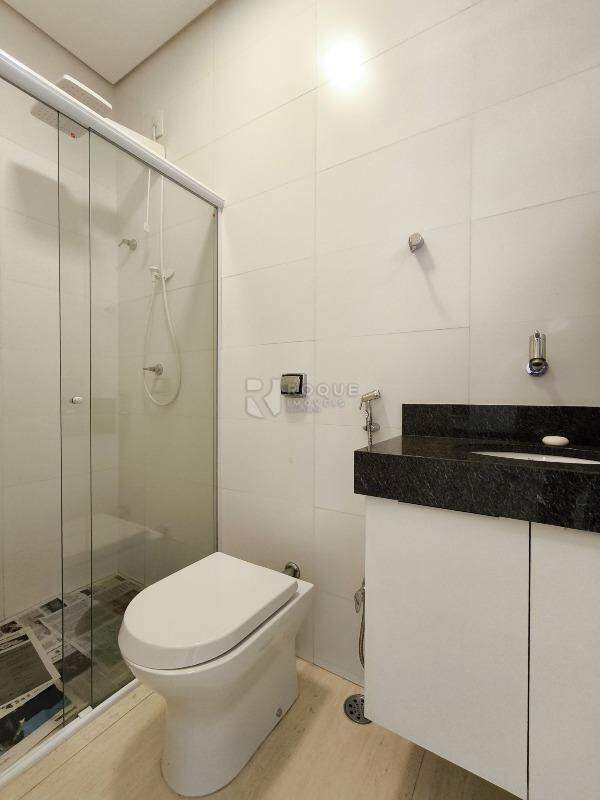 Casa em condomínio à venda no bairro Jardim Residencial Monsenhor Rossi: BANHEIRO ÁREA DE SERVIÇO