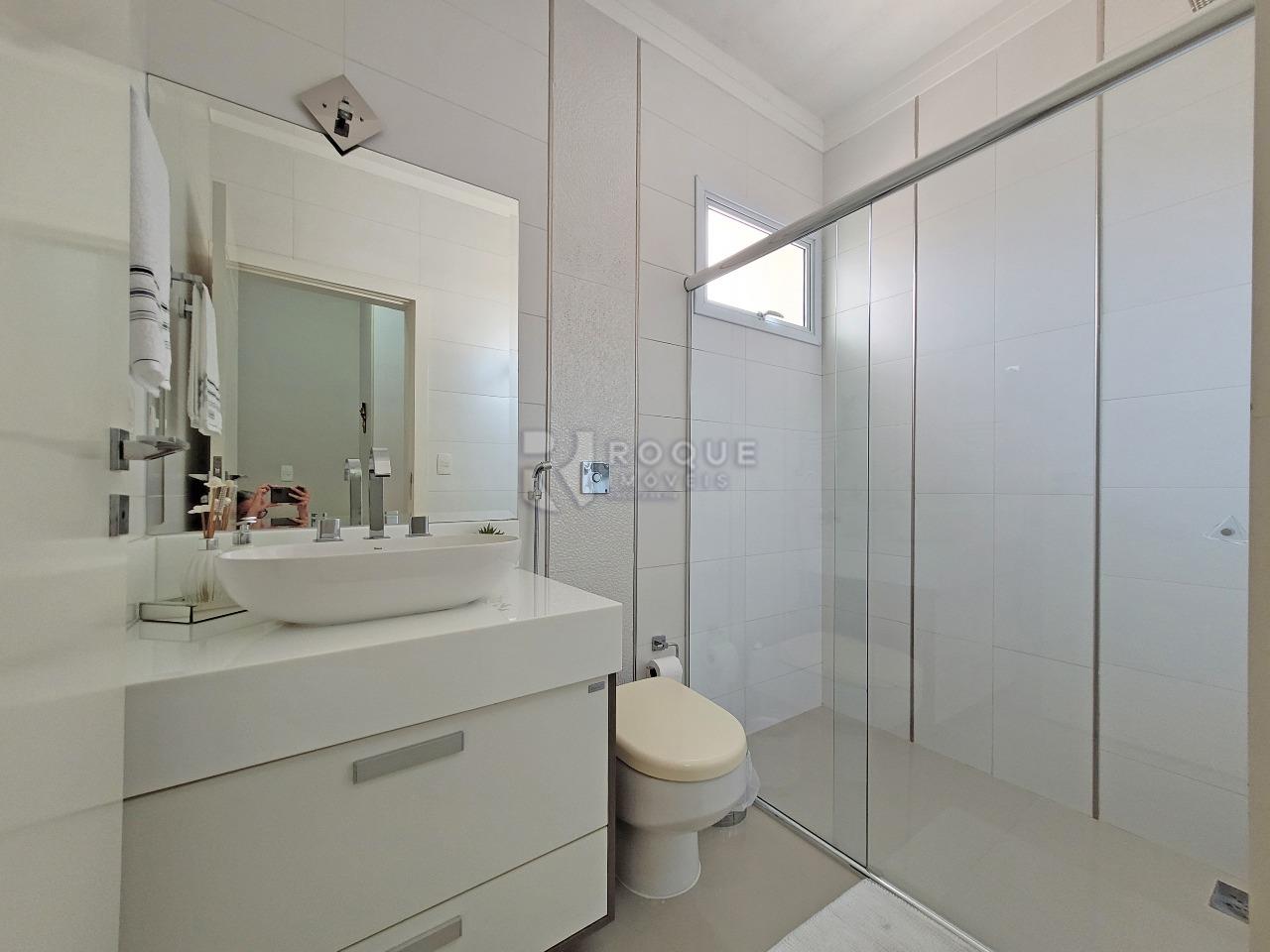 Casa em condomínio à venda no bairro Parque Residencial Roland: BANHEIRO SOCIAL