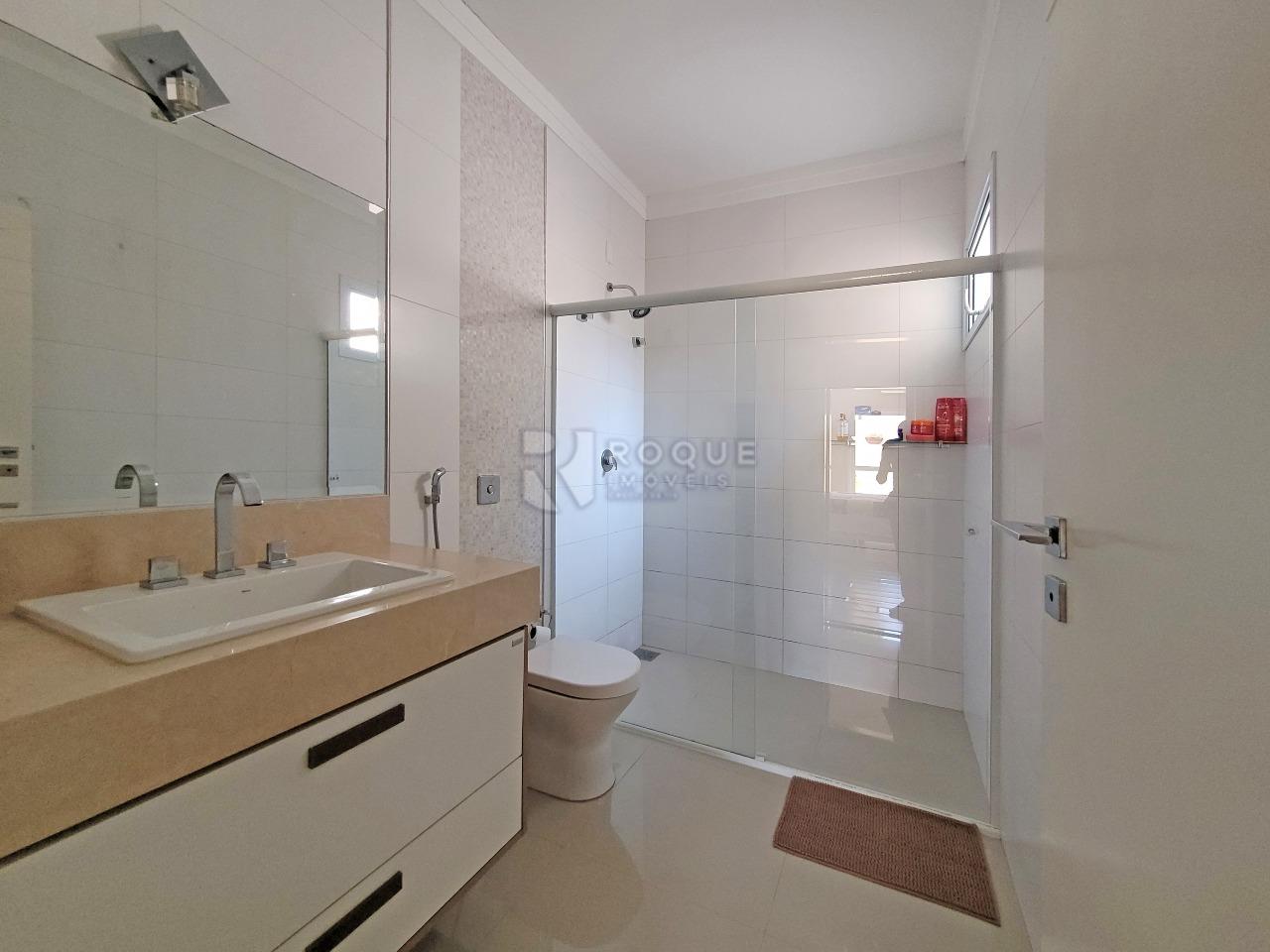 Casa em condomínio à venda no bairro Parque Residencial Roland: BANHEIRO SUÍTE 2