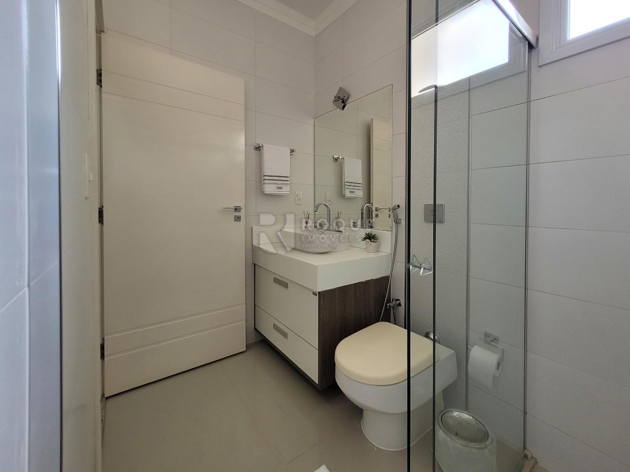 Casa em condomínio à venda no bairro Parque Residencial Roland: BANHEIRO SOCIAL