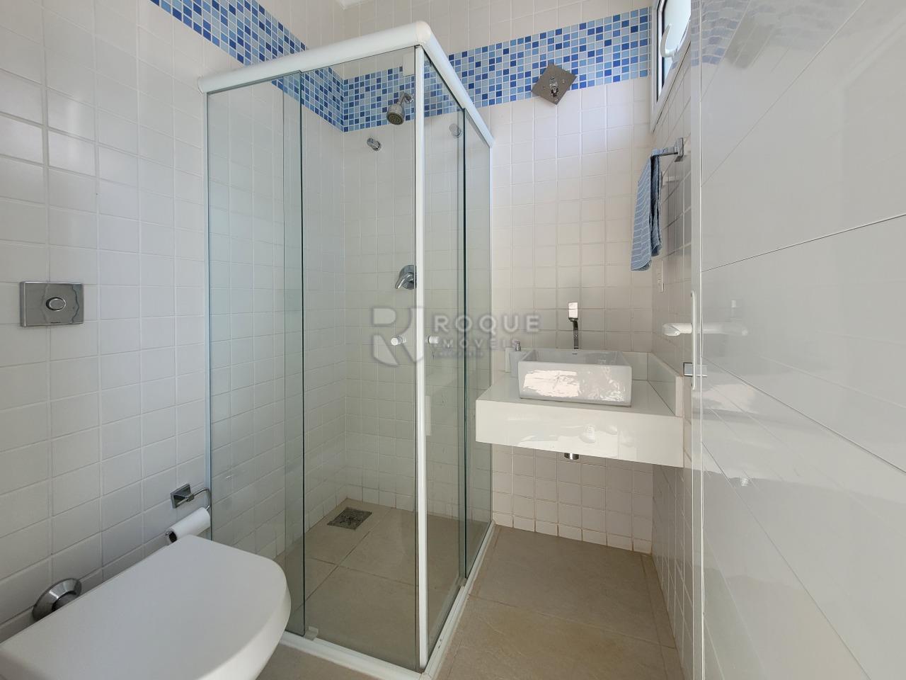 Casa em condomínio à venda no bairro Parque Residencial Roland: BANHEIRO SOCIAL EXTERNO