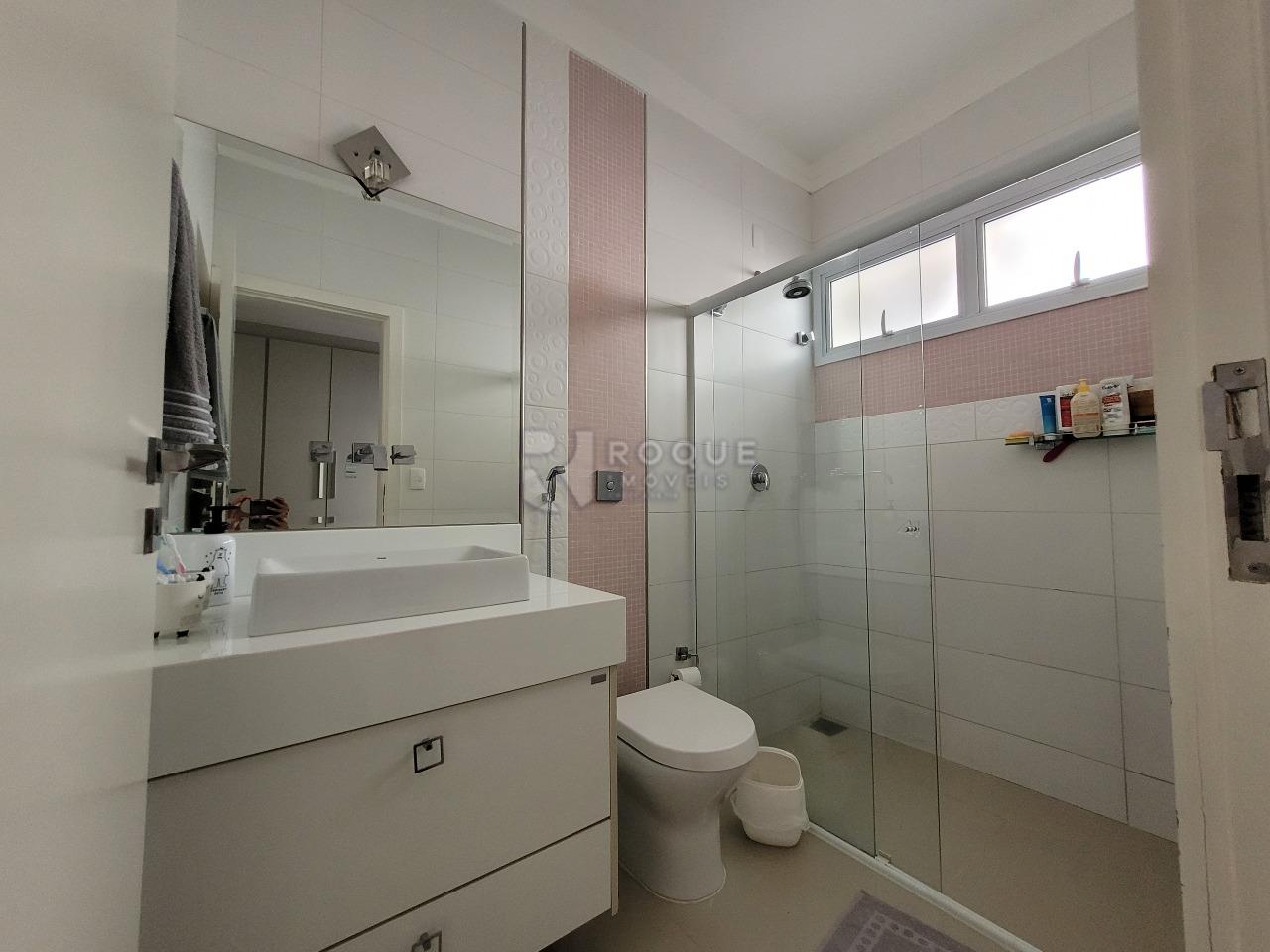 Casa em condomínio à venda no bairro Parque Residencial Roland: BANHEIRO SUÍTE 1