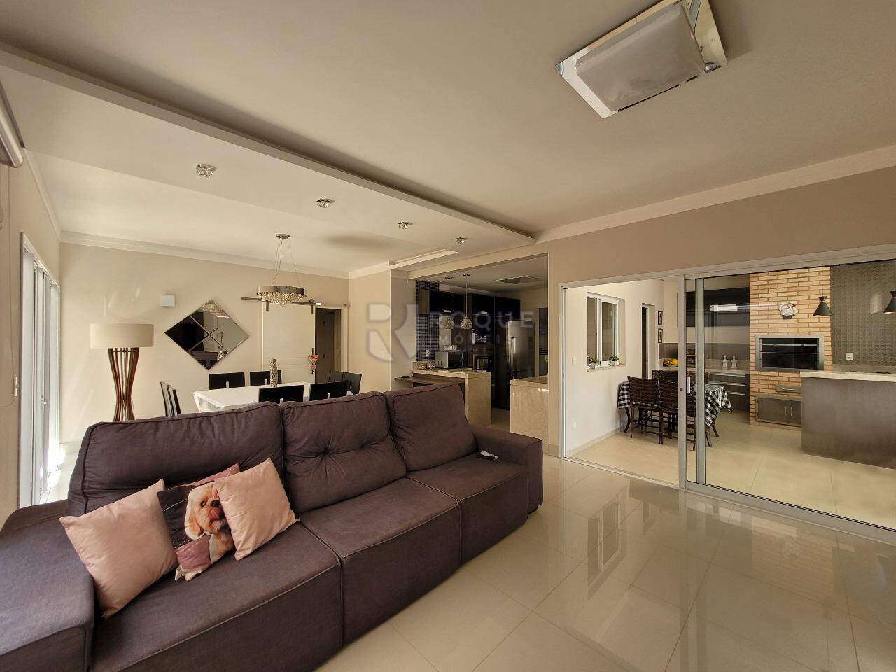 Casa em condomínio à venda no bairro Parque Residencial Roland: SALA DE ESTAR