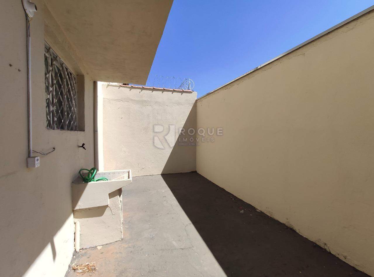 Casa Residencial para aluguel no bairro Jardim Residencial Guimarães: Fundo 