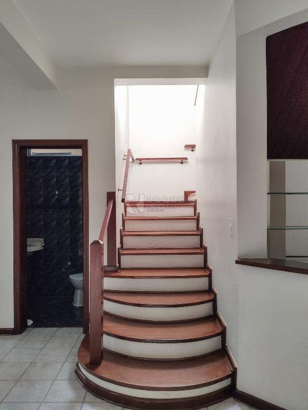 Casa Residencial para aluguel no bairro Vila Cristovam: Acesso segundo andar 