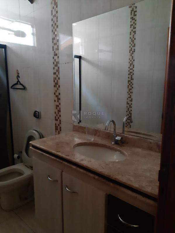 Casa Residencial à venda no bairro Jardim Lago Azul: banheiro social com armarios 