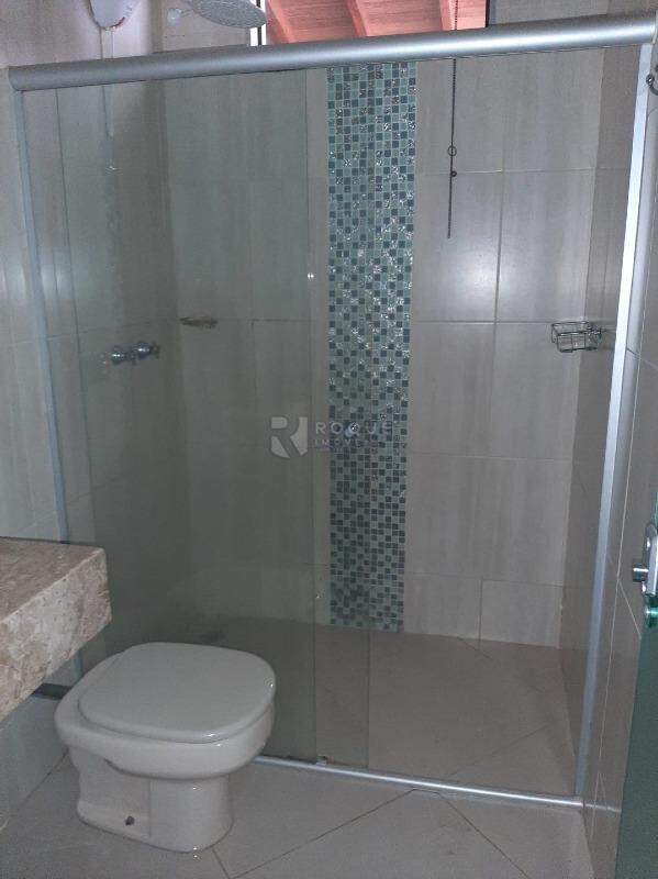 Casa Residencial à venda no bairro Jardim Lago Azul: banheiro suíte 