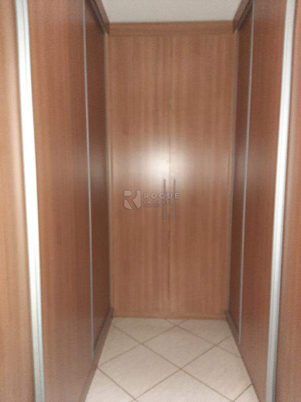 Casa Residencial à venda no bairro Jardim Lago Azul: closet com armários 