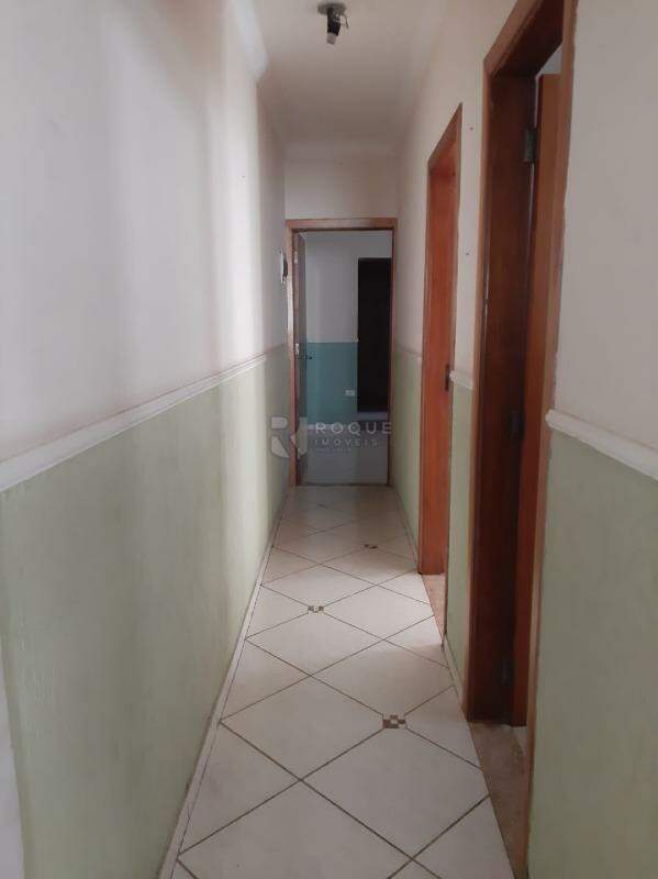 Casa Residencial à venda no bairro Jardim Lago Azul: corredor interno