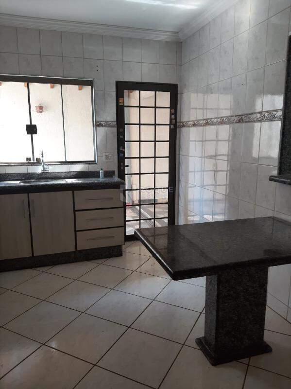 Casa Residencial à venda no bairro Jardim Lago Azul: cozinha mesa 