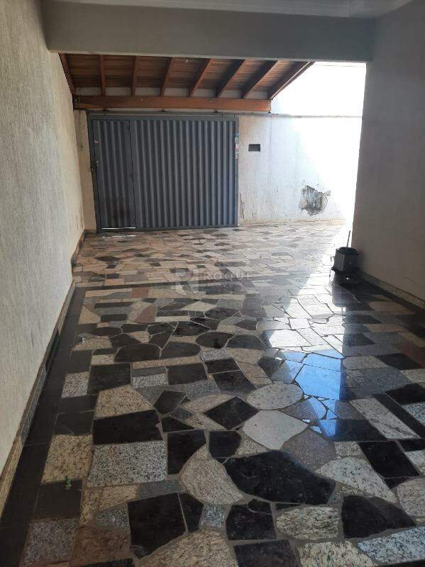 Casa Residencial à venda no bairro Jardim Lago Azul: garagem para 02 carros 