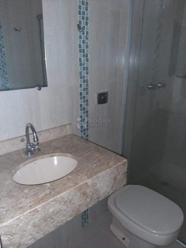 Casa Residencial à venda no bairro Jardim Lago Azul: banheiro suite 