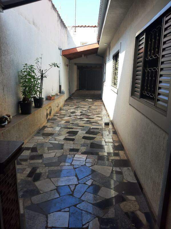 Casa Residencial à venda no bairro Jardim Lago Azul: corredor lateral 
