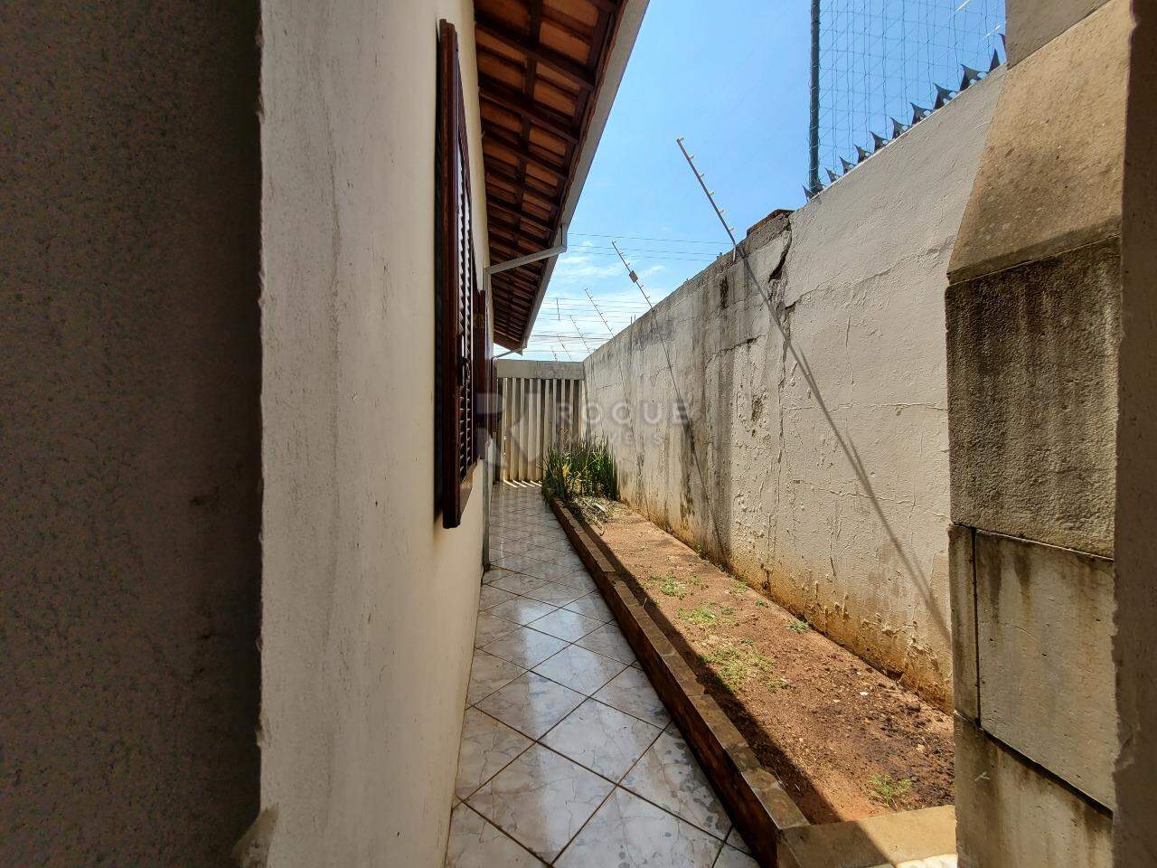 Casa Residencial à venda no bairro Parque Residencial Aeroporto: CORREDOR LATERAL