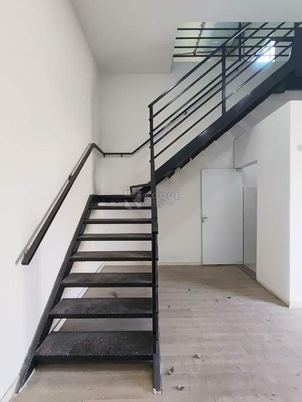 Barracão/Galpão para aluguel no bairro Jardim Porto Real IV: Escada Acesso piso superior