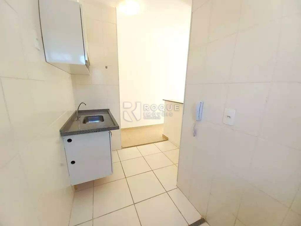 Apartamento à venda no bairro Jardim Residencial Victório Lucato: banheiro social