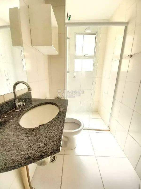 Apartamento à venda no bairro Jardim Residencial Victório Lucato: banheiro social