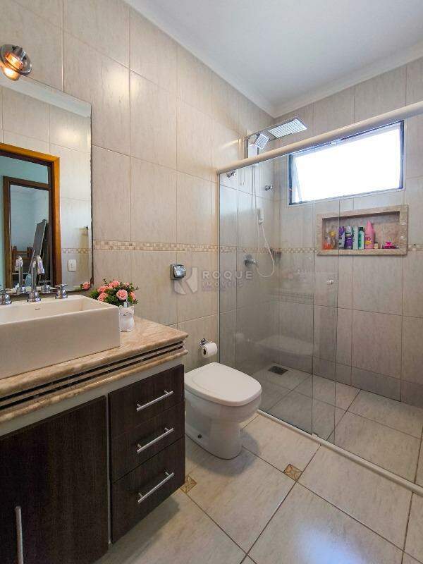 Casa em condomínio à venda no bairro Parque Residencial Roland: BANHEIRO SOCIAL