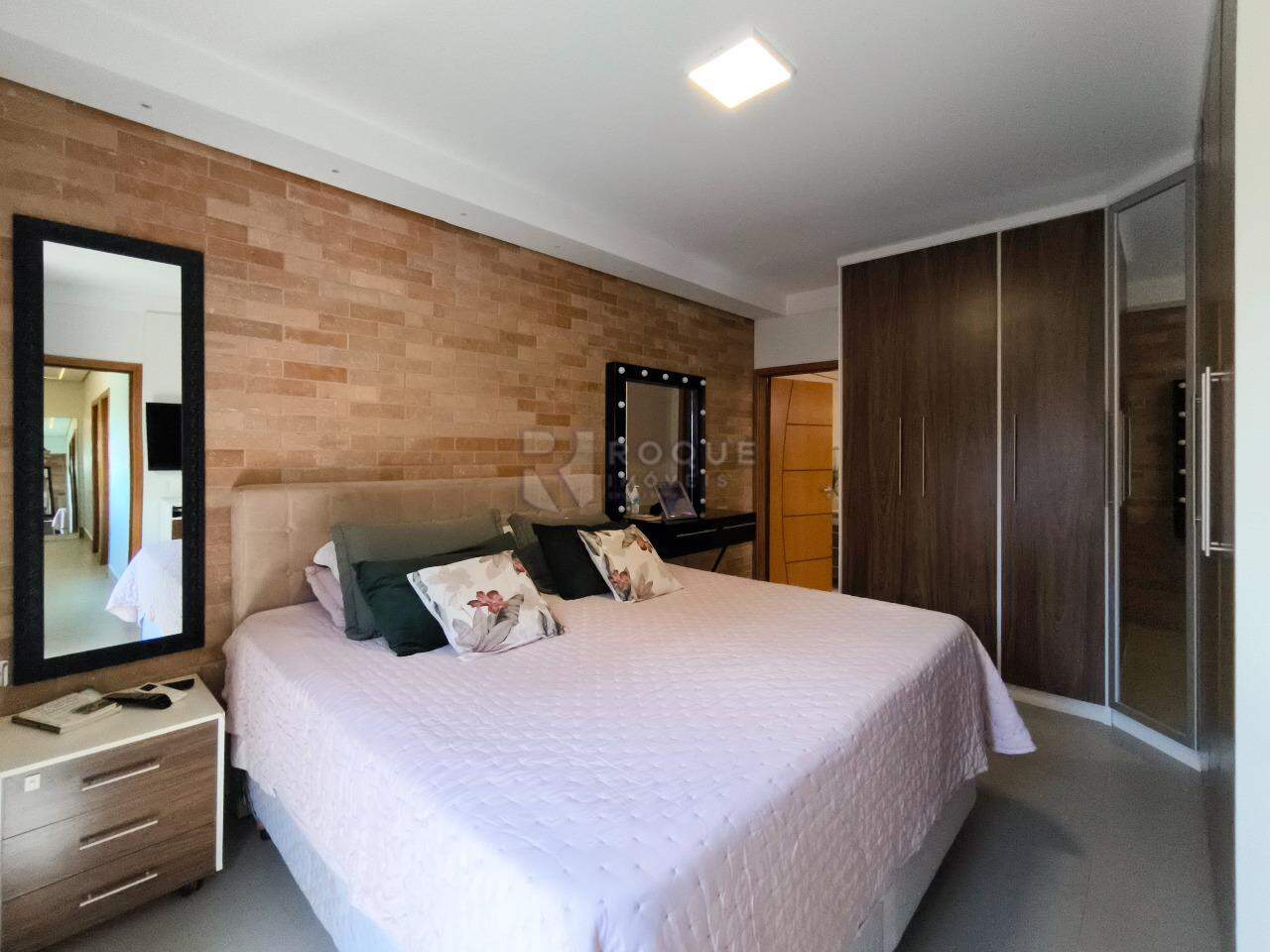 Casa em condomínio à venda no bairro Parque Residencial Roland: SUÍTE