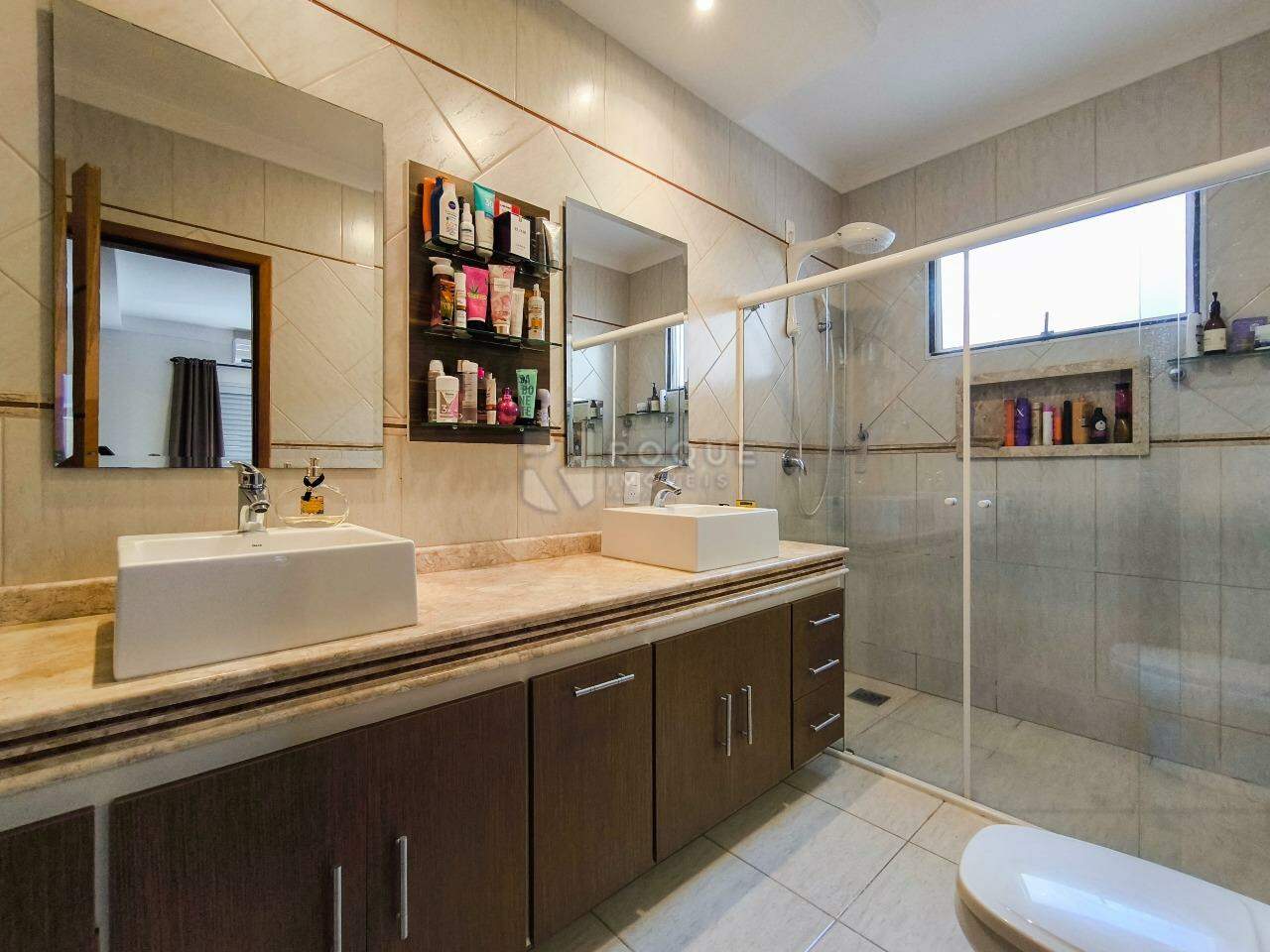 Casa em condomínio à venda no bairro Parque Residencial Roland: WC SUÍTE