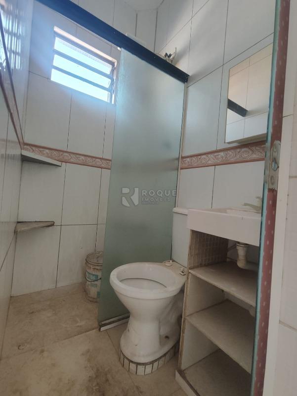 Casa com salão à venda no bairro Parque Residencial Aeroporto: BANHEIRO - SUPERIOR