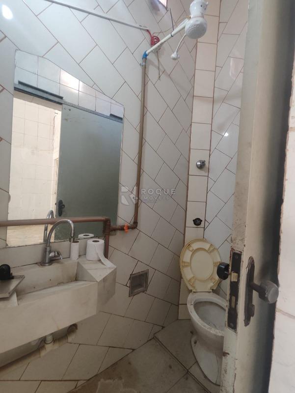 Casa com salão à venda no bairro Parque Residencial Aeroporto: BANHEIRO -SALÃO