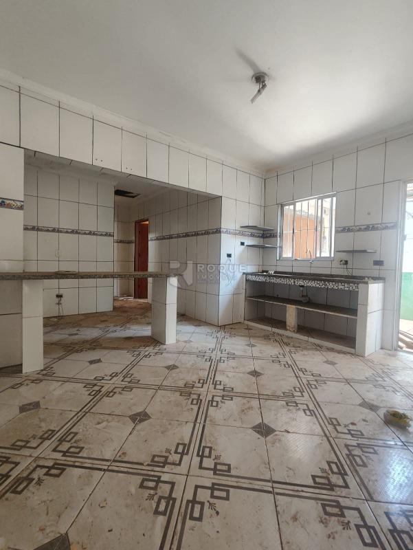 Casa com salão à venda no bairro Parque Residencial Aeroporto: COZINHA - TERREO