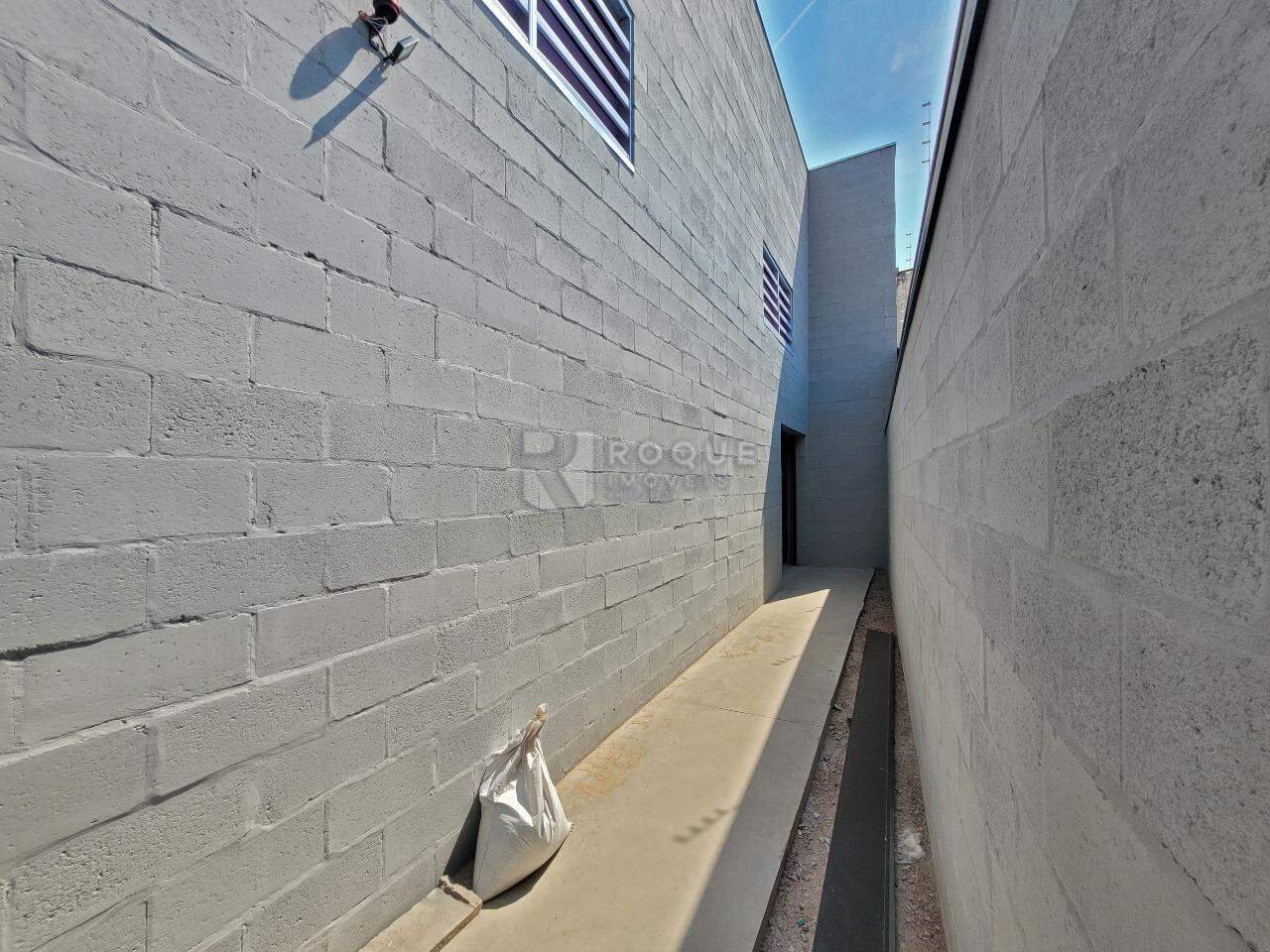 Barracão/Galpão para aluguel no bairro Jardim Porto Real II: CORREDOR LATERAL