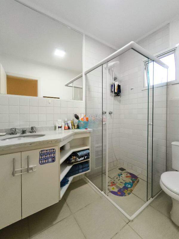 Casa em condomínio à venda no bairro Jardim Aquárius: BANHEIRO SOCIAL