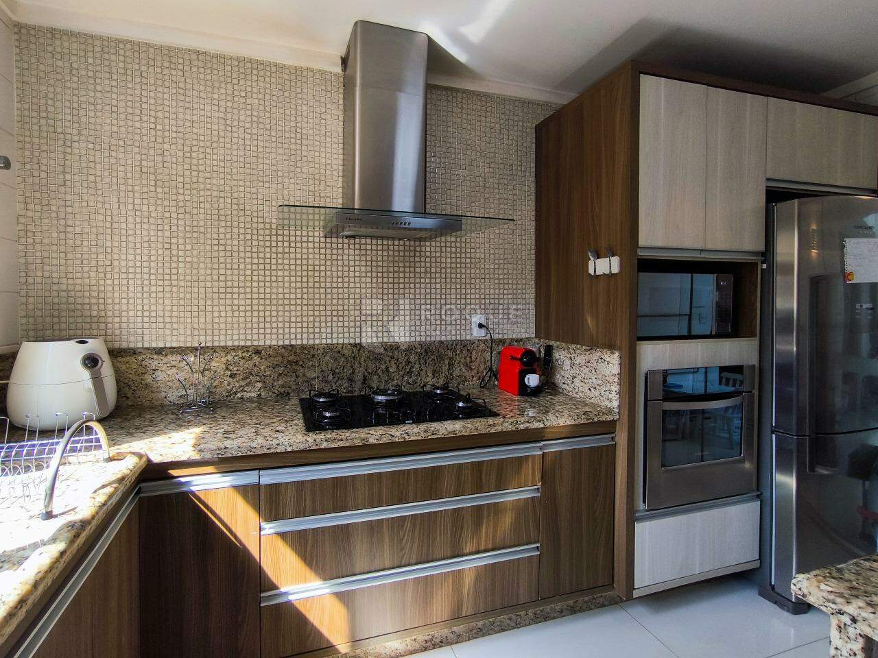 Casa em condomínio à venda no bairro Jardim Aquárius: COZINHA
