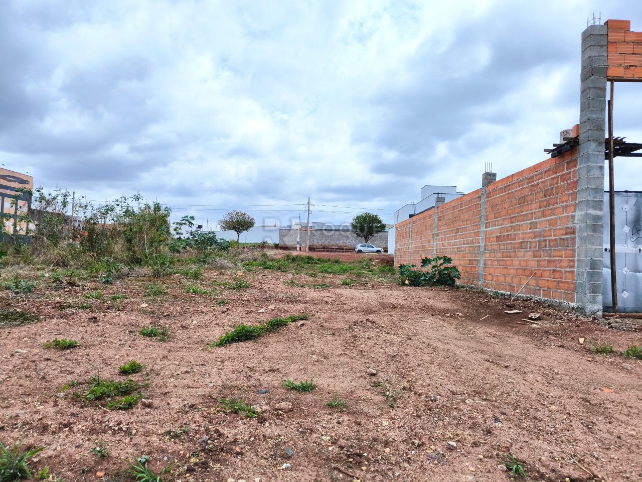 Terreno à venda no bairro Residencial Colinas do Engenho I: 