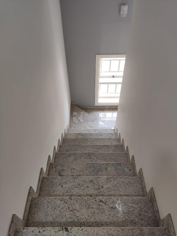 Casa em condomínio para aluguel no bairro Portal das Rosas: Acesso segundo andar