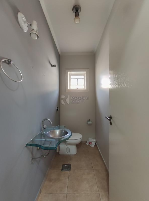 Casa em condomínio para aluguel no bairro Portal das Rosas: Lavabo