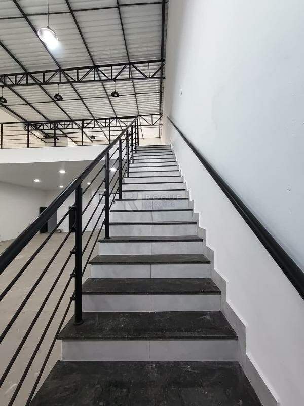 Barracão/Galpão para aluguel no bairro Parque Hippolyto: Escada Acesso Mezanino
