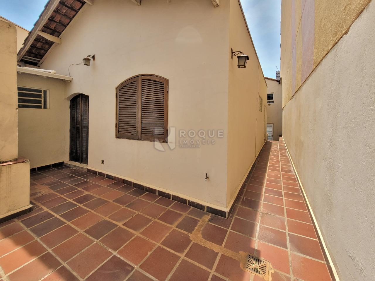 Casa Residencial à venda no bairro Centro: FUNDOS