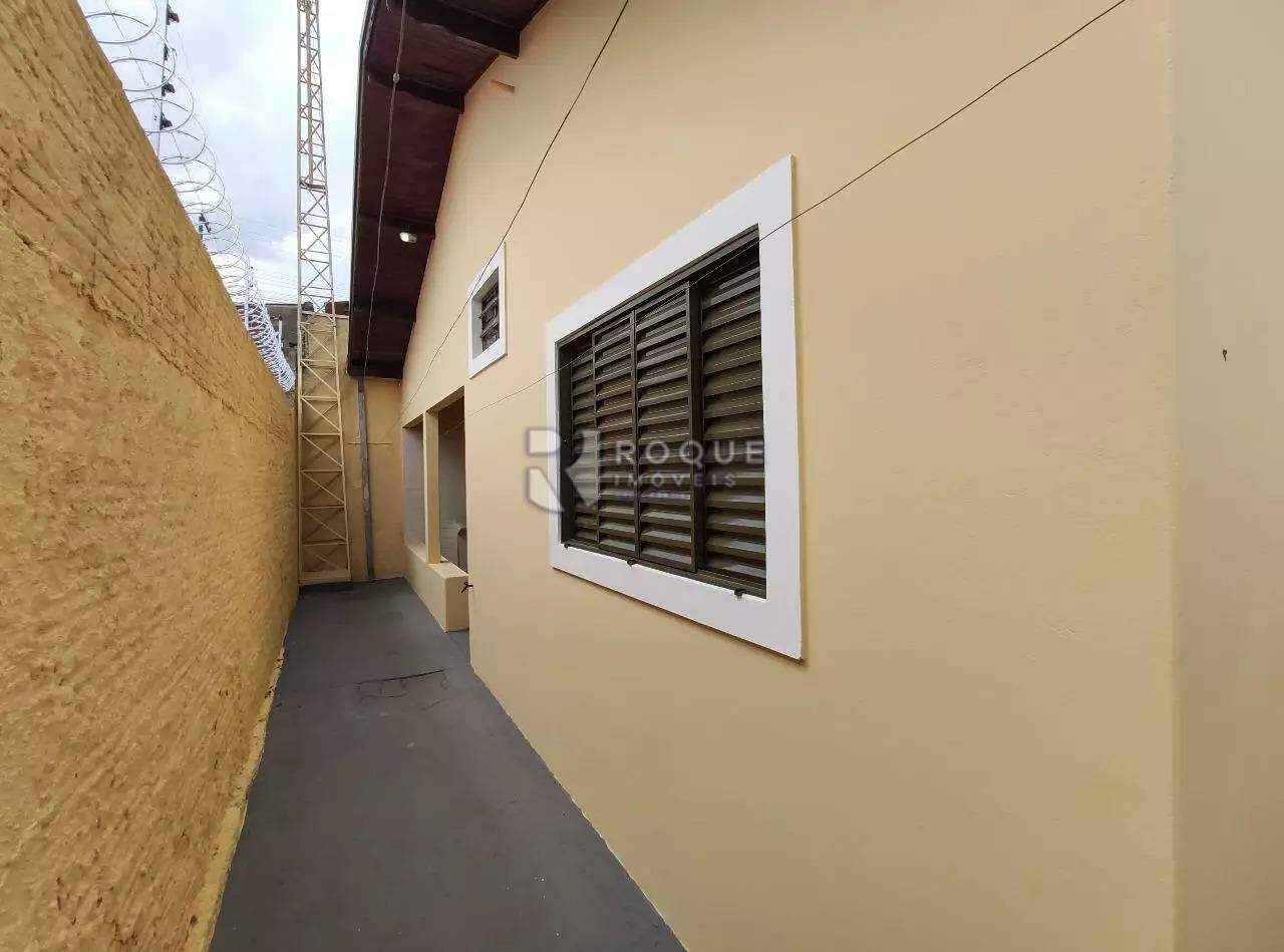 Casa Residencial à venda no bairro Conjunto Habitacional Manoel Francisco: CORREDOR LATERAL