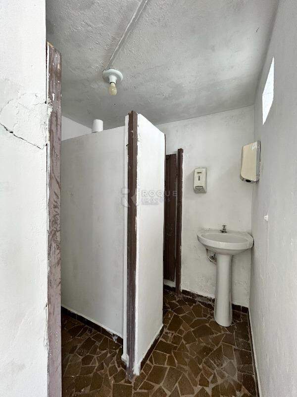 Barracão/Galpão para aluguel no bairro Jardim Caieira: Lavabo e WC externo