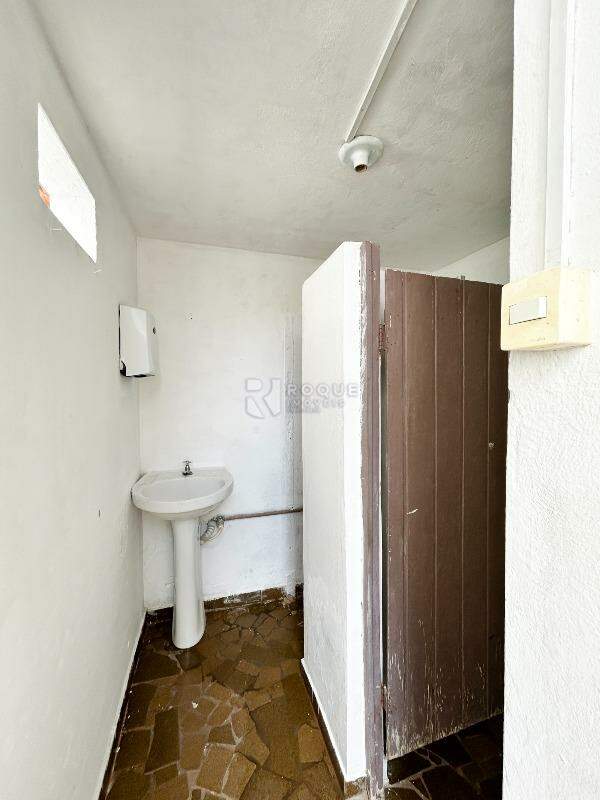 Barracão/Galpão para aluguel no bairro Jardim Caieira: Lavabo e WC externo 2