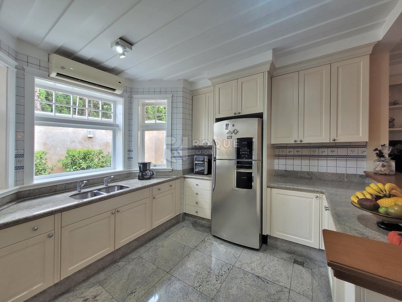 Casa em condomínio à venda no bairro Jardim Aquárius: COZINHA