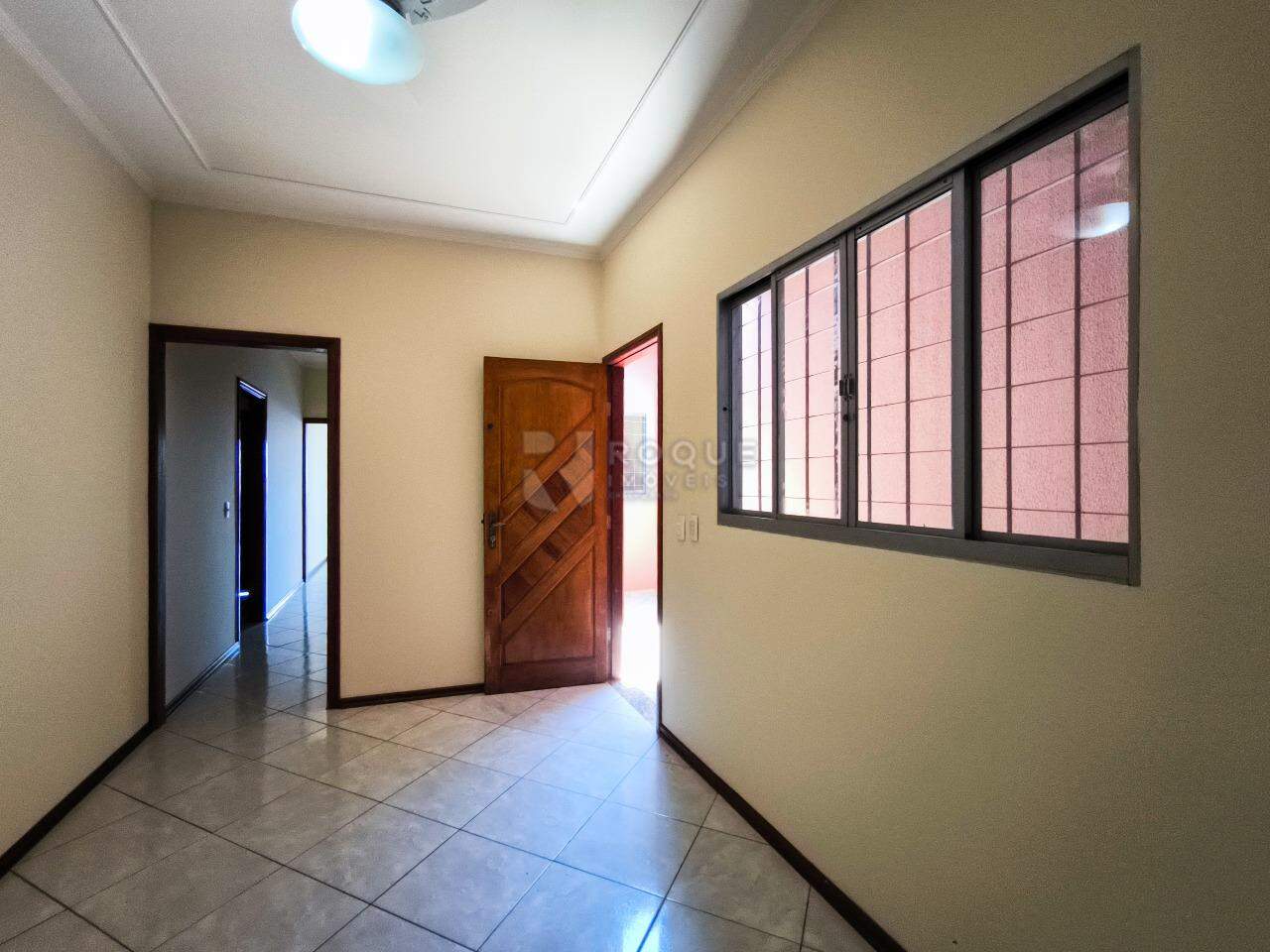 Casa com salão à venda no bairro Jardim Residencial Vitória: SALA DE ESTAR