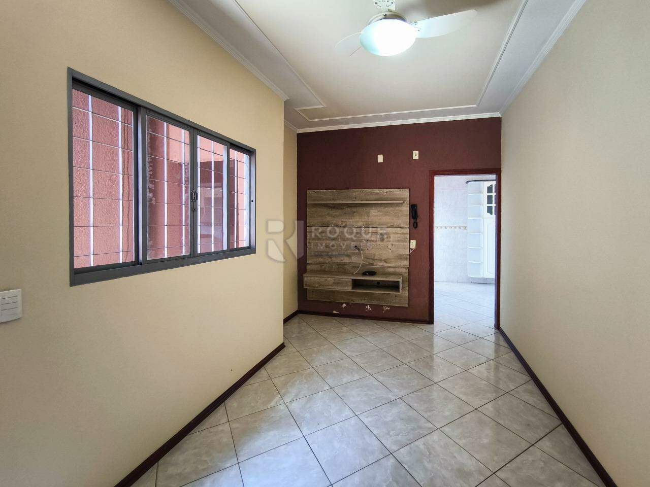 Casa com salão à venda no bairro Jardim Residencial Vitória: SALA DE ESTAR