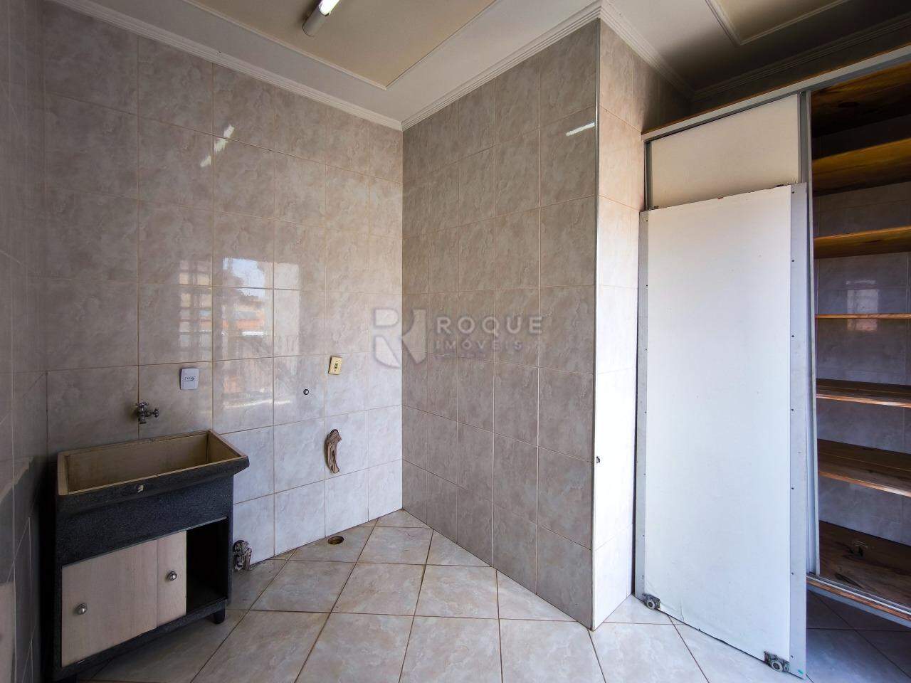 Casa com salão à venda no bairro Jardim Residencial Vitória: ÁREA DE SERVIÇO