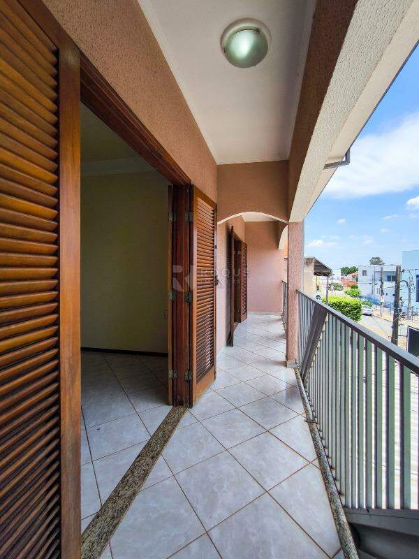 Casa com salão à venda no bairro Jardim Residencial Vitória: SACADA DORMITÓRIO 1