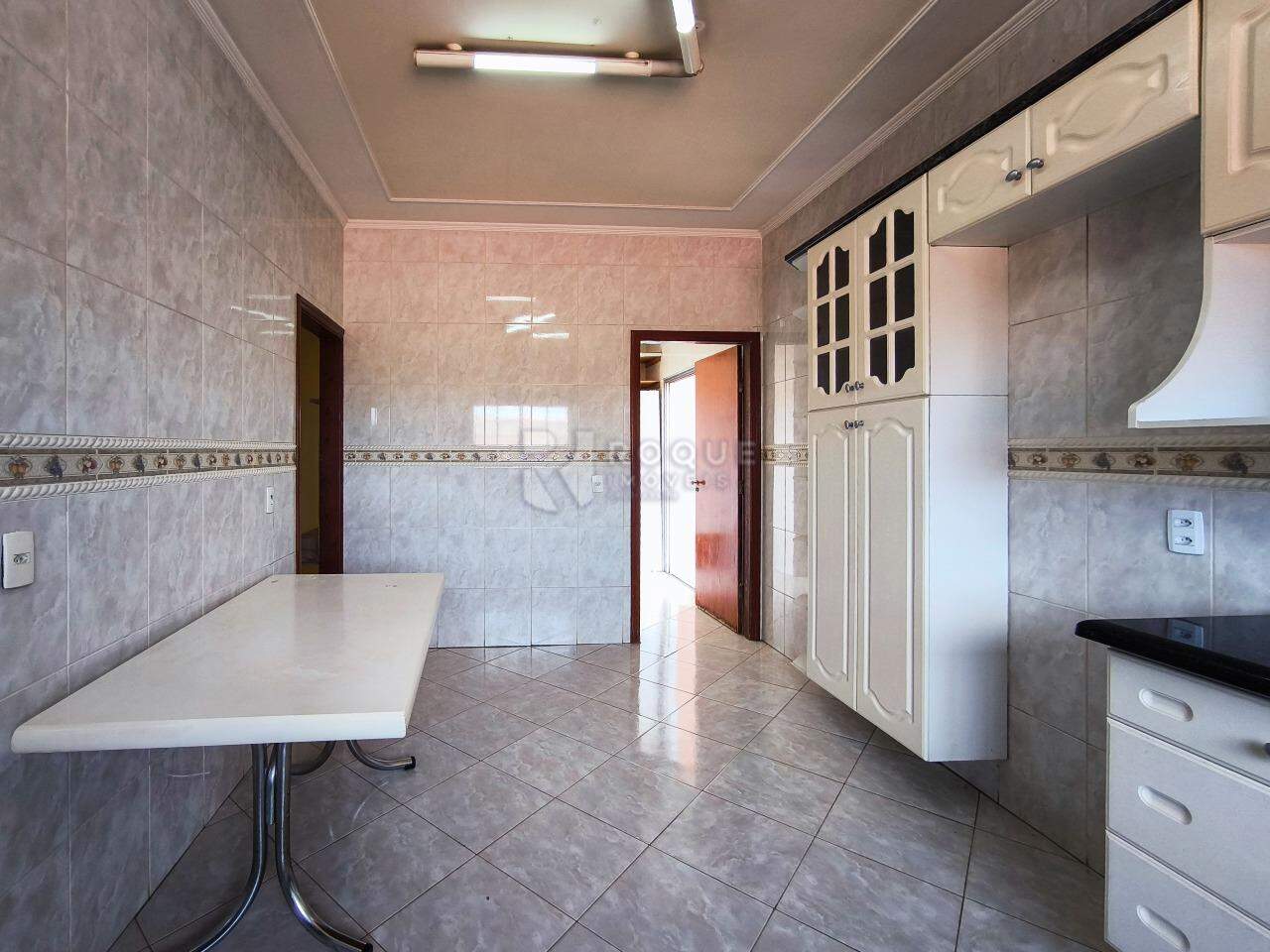 Casa com salão à venda no bairro Jardim Residencial Vitória: COZINHA