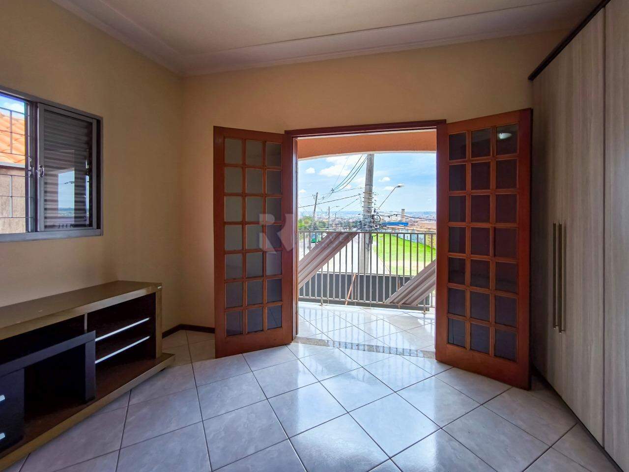 Casa com salão à venda no bairro Jardim Residencial Vitória: SUÍTE