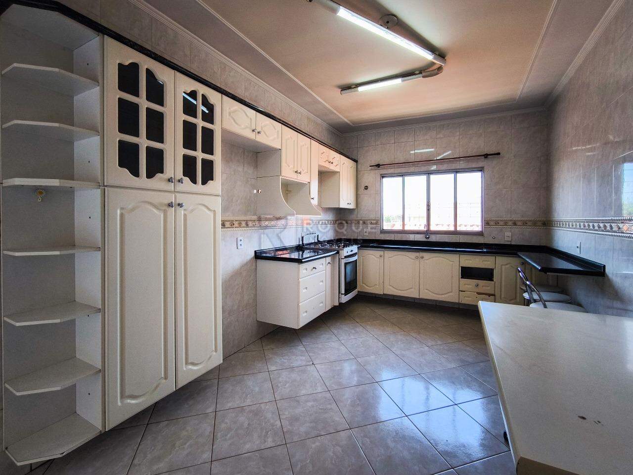 Casa com salão à venda no bairro Jardim Residencial Vitória: COZINHA
