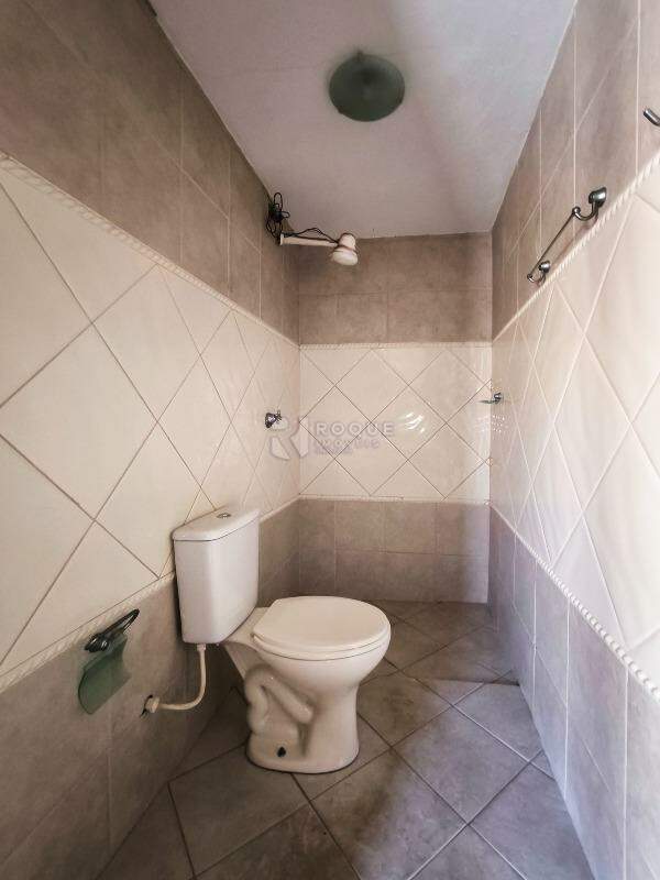 Casa com salão à venda no bairro Jardim Residencial Vitória: BANHEIRO EXTERNO