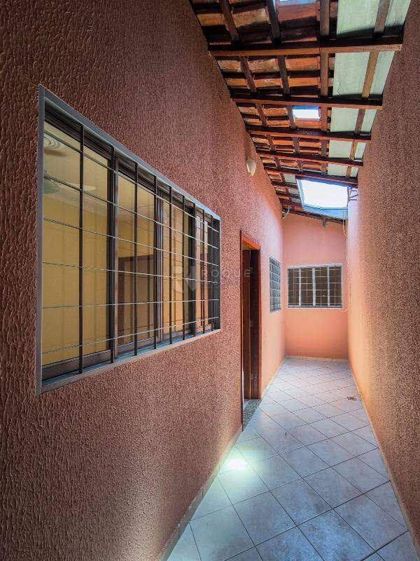 Casa com salão à venda no bairro Jardim Residencial Vitória: ENTRADA