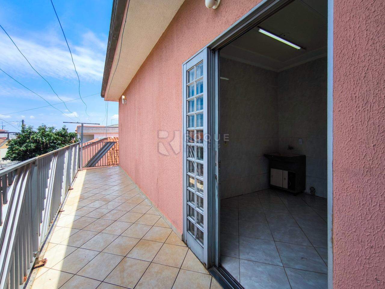 Casa com salão à venda no bairro Jardim Residencial Vitória: SACADA ÁREA DE SERVIÇO