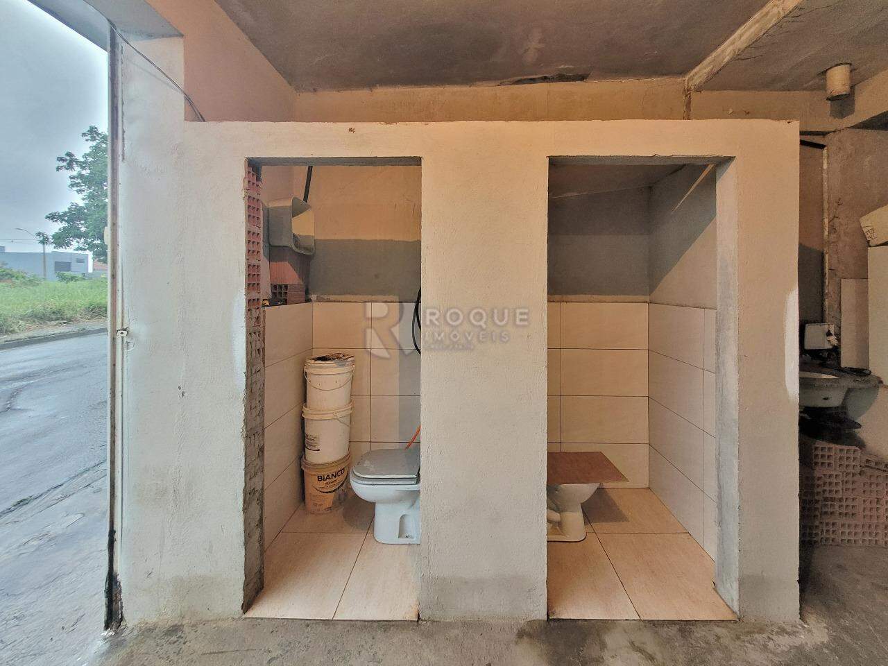 Casa Residencial à venda no bairro Jardim Residencial Dona Santina Paroli Peccinini: BANHEIROS EXTERNOS